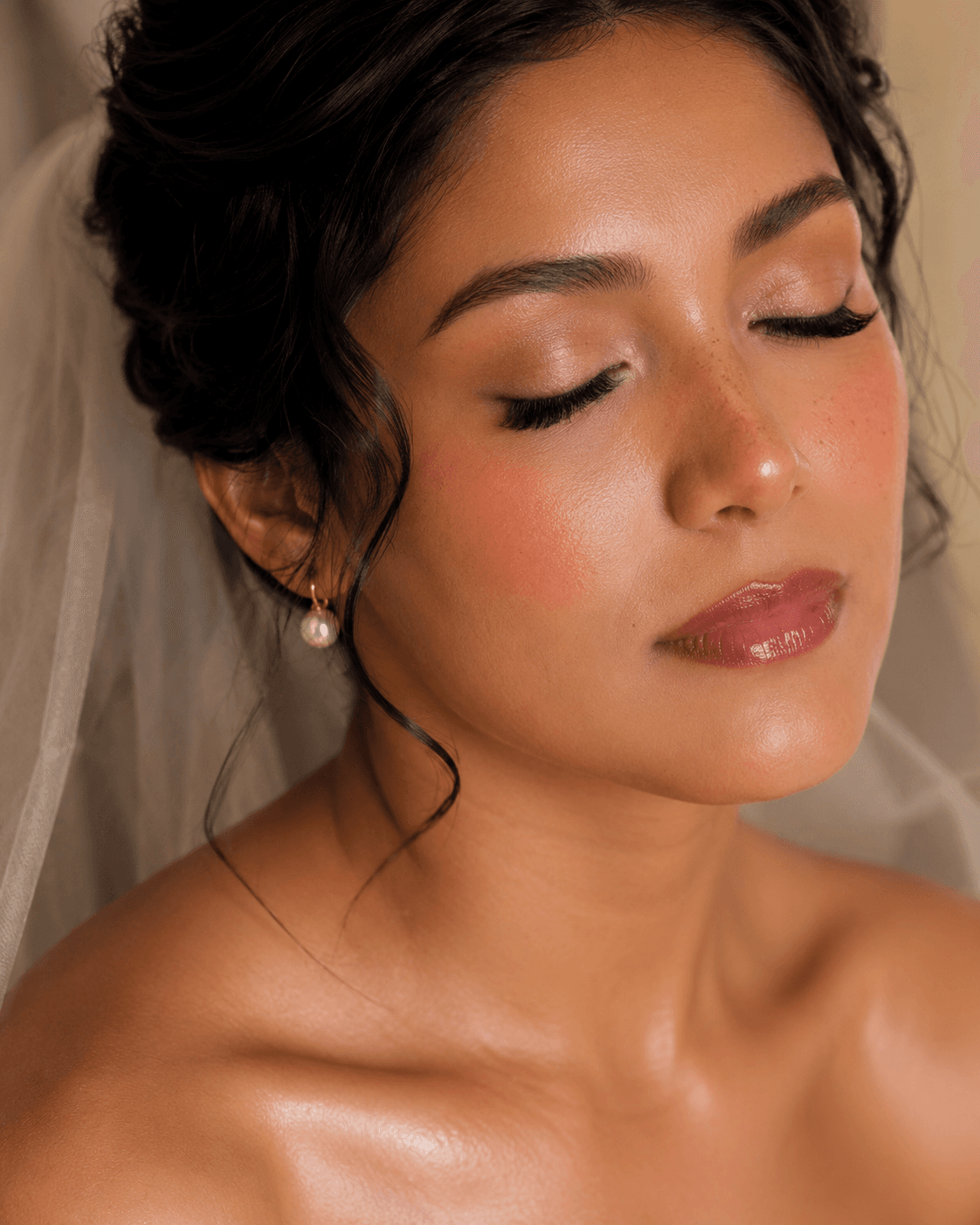 Novia con maquillaje glow — close-up editorial