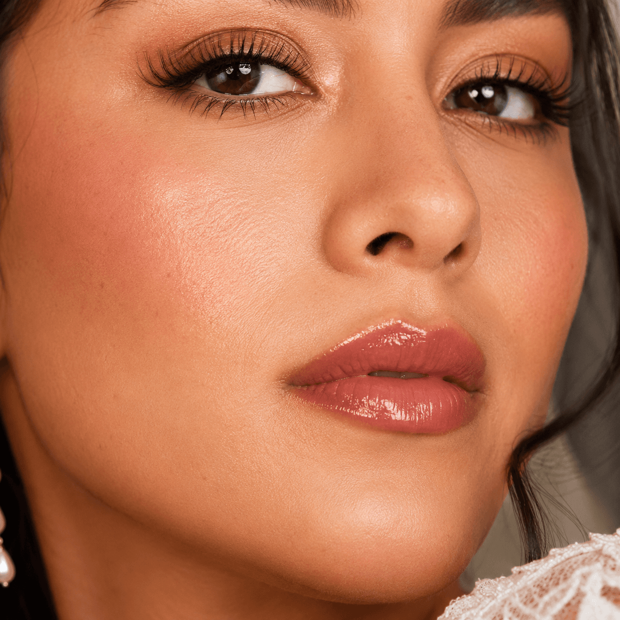 Detalle bridal — labios glossy